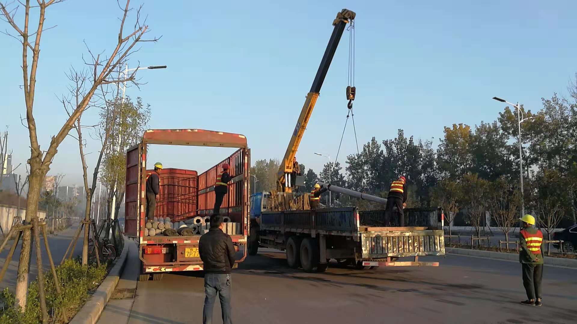2018年11月18日7米19根9米2根電線桿和500*300帶孔地錨石送達(dá)鄭州高鐵東站